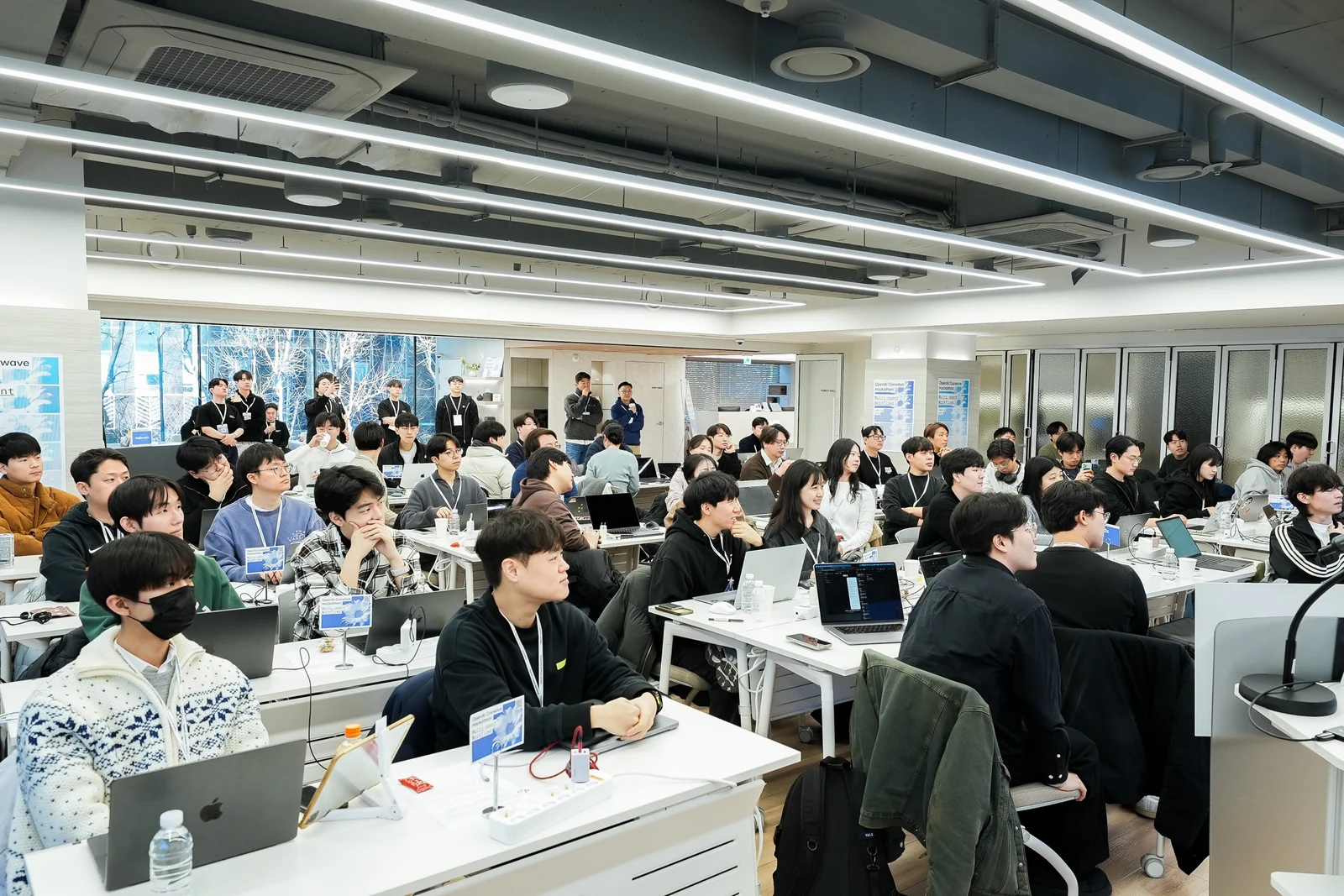 프로그램에 참여하는 해커톤 참가자와 행사 공간