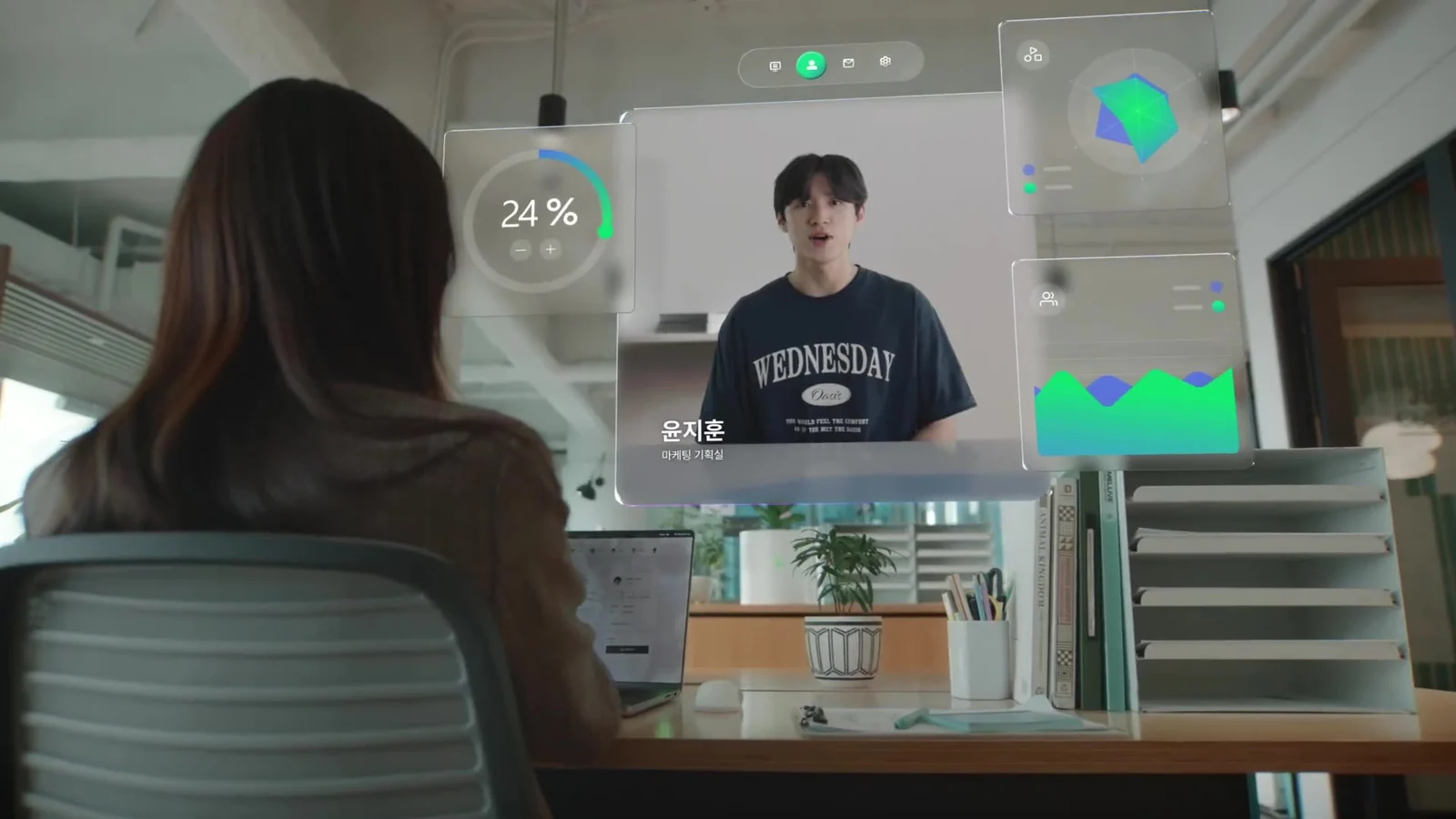 인물과 디지털 그래픽을 함께 연출한 장면