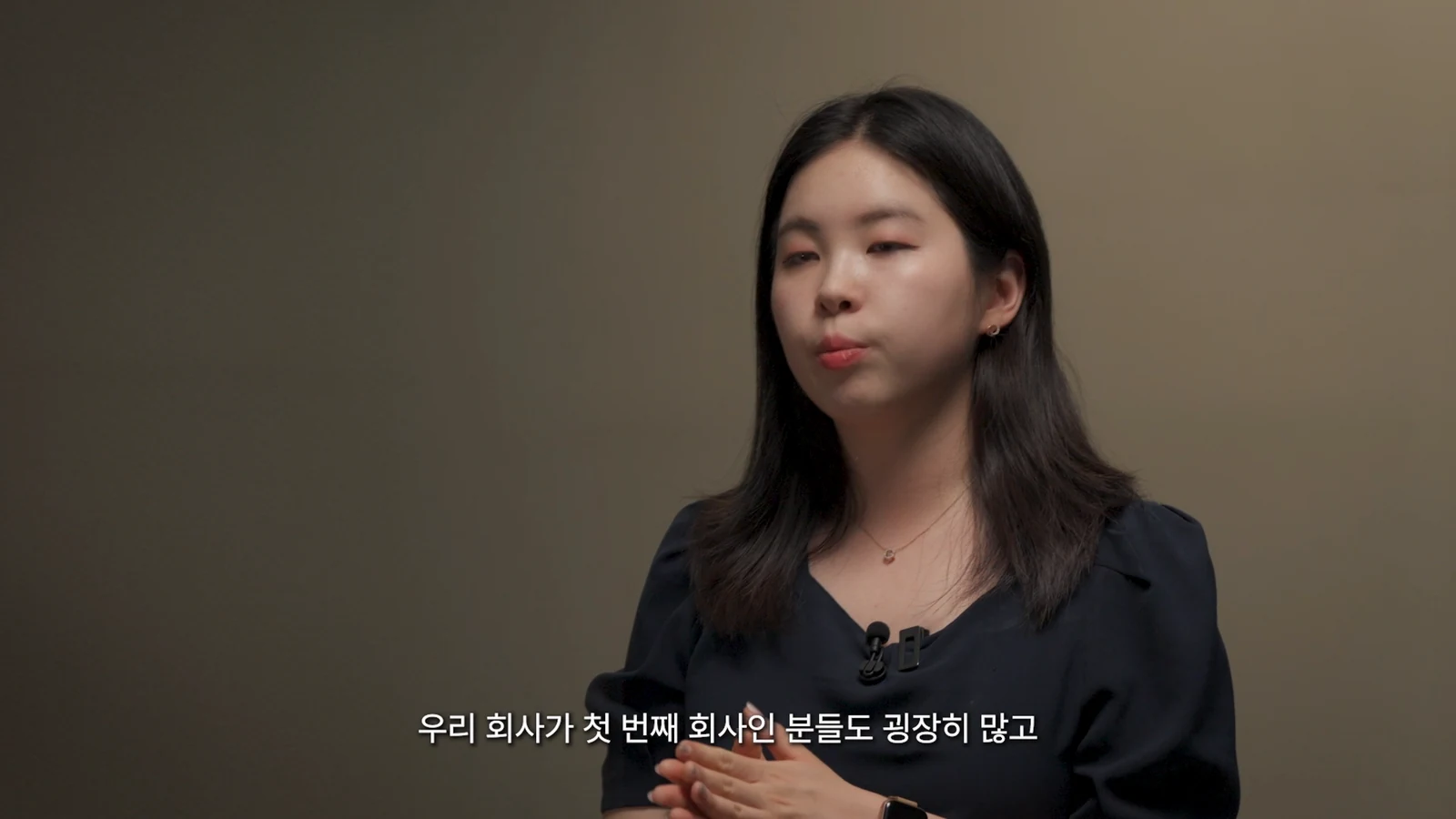채용 업무의 경험을 설명하는 인터뷰 장면