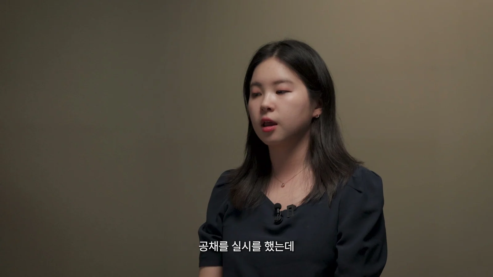채용 업무 경험을 설명하는 인터뷰 장면