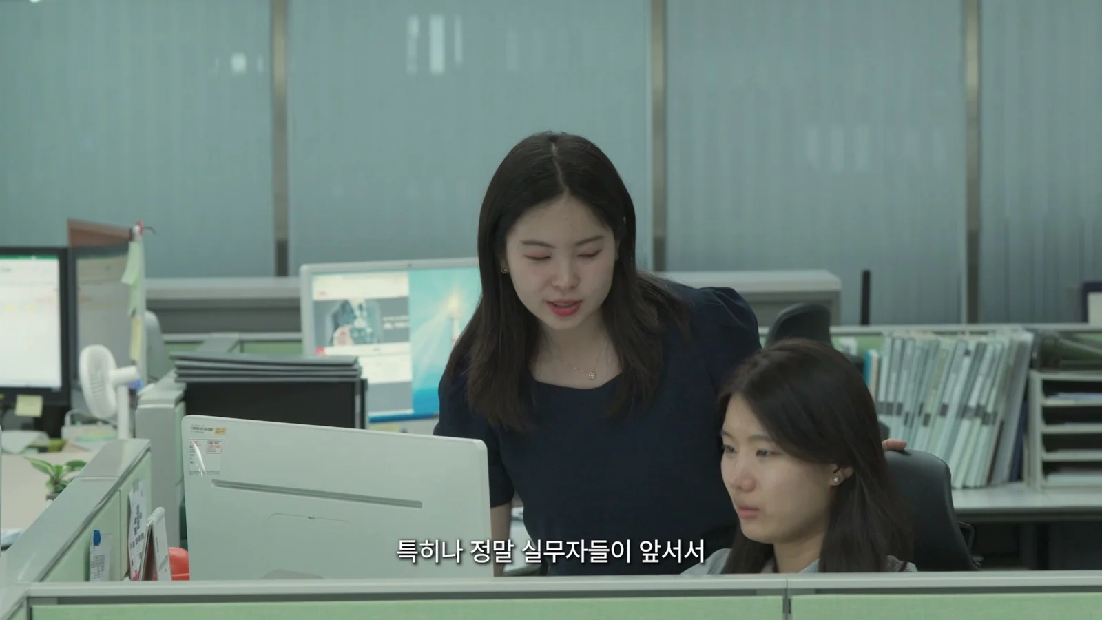 동료와 함께 일하는 현장 장면