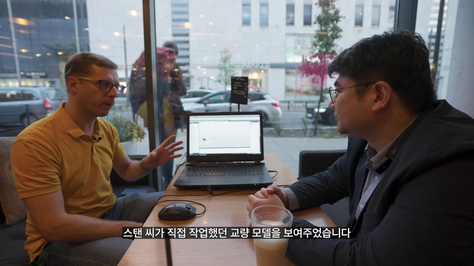 현지 사용자의 업무를 살펴보는 장면
