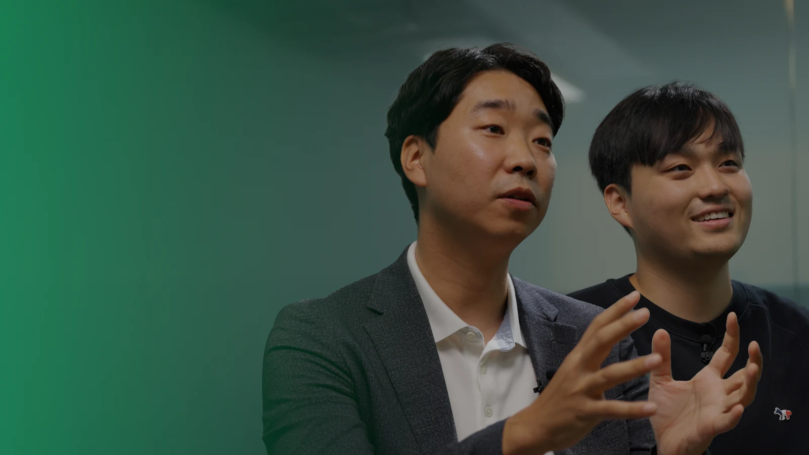 현대위아 고객사례 인터뷰의 두 출연자를 담은 스틸컷