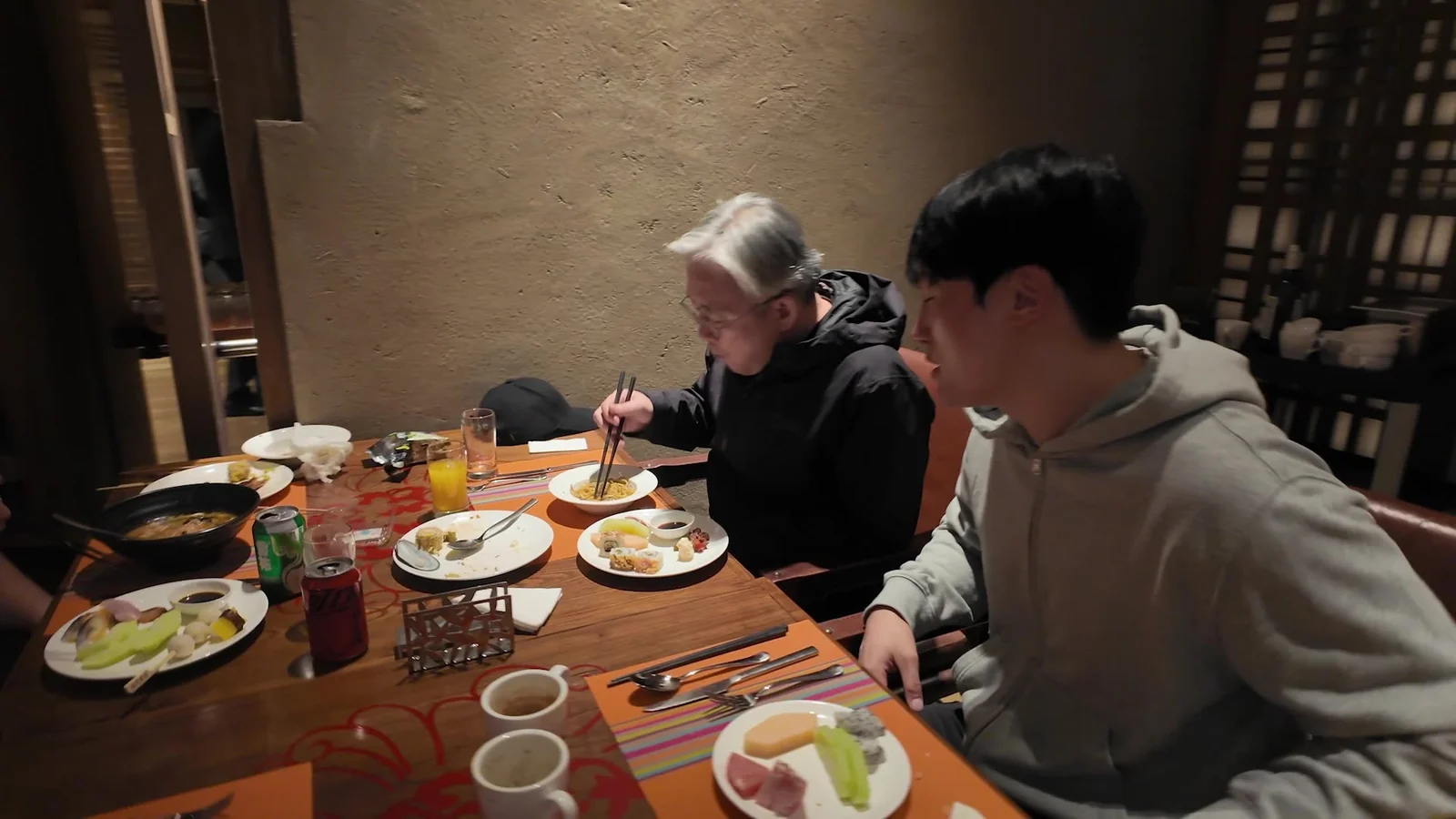 워크숍 중 구성원들의 식사 장면