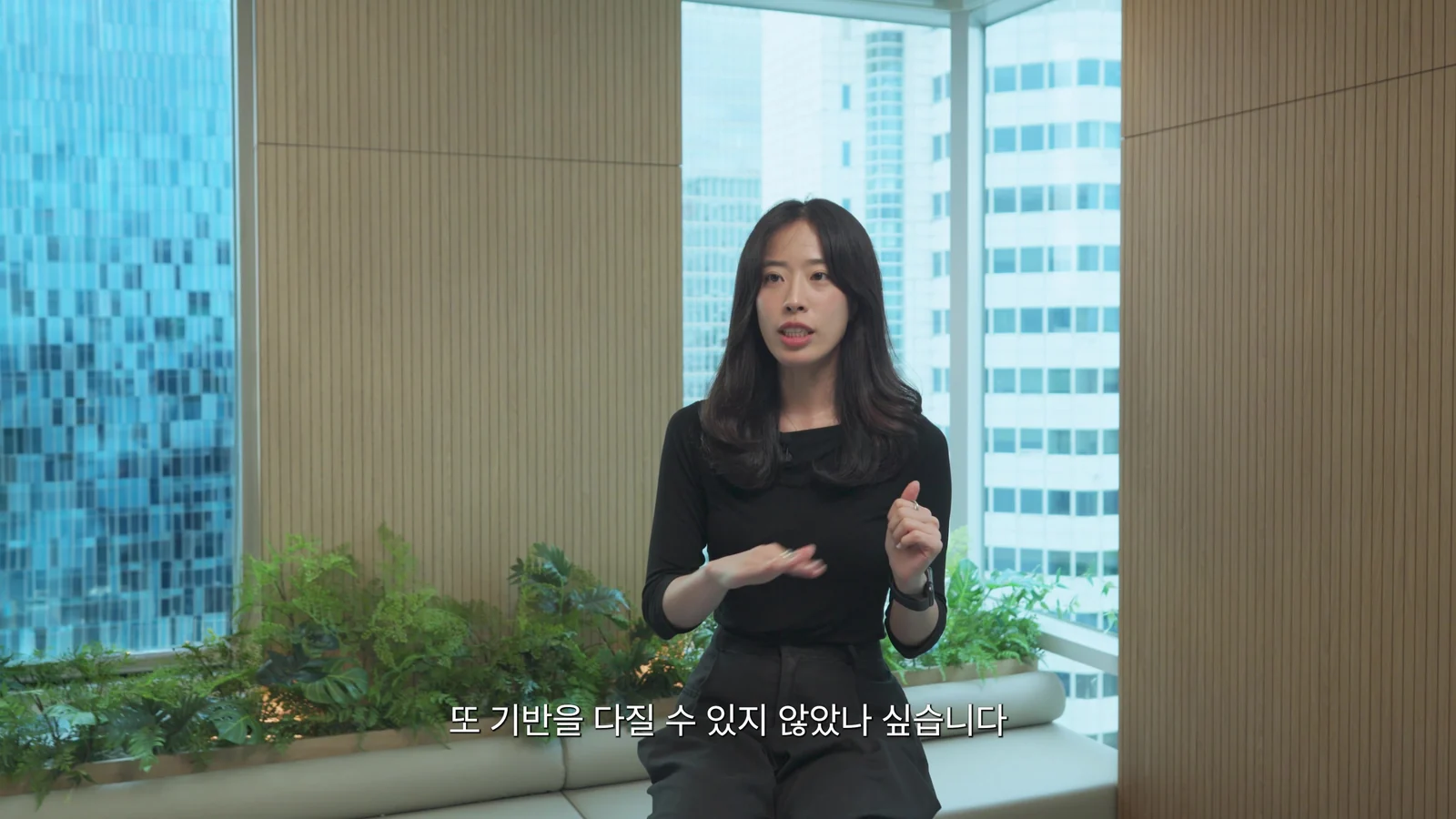 사무실 공간을 살린 인터뷰 구도