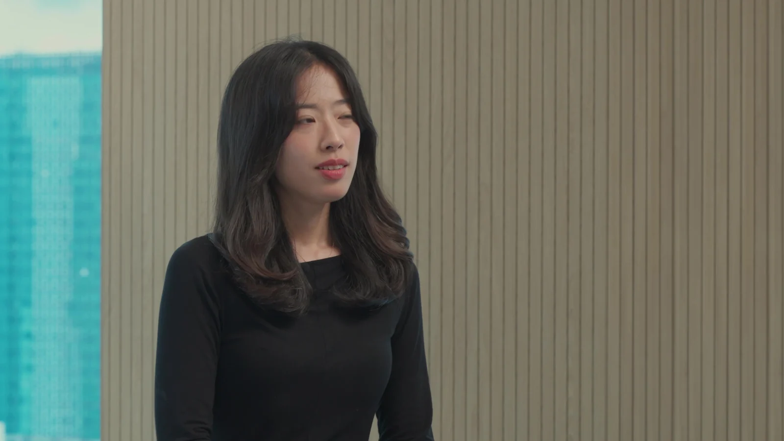 채용 경험을 설명하는 인터뷰 장면