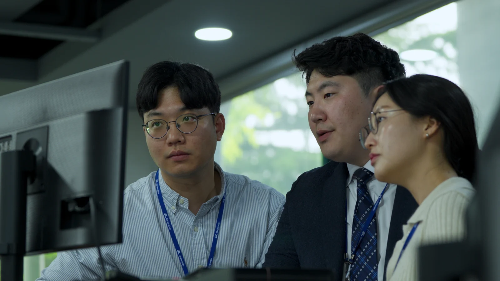 에스엘 구성원이 함께 일하는 영상 장면