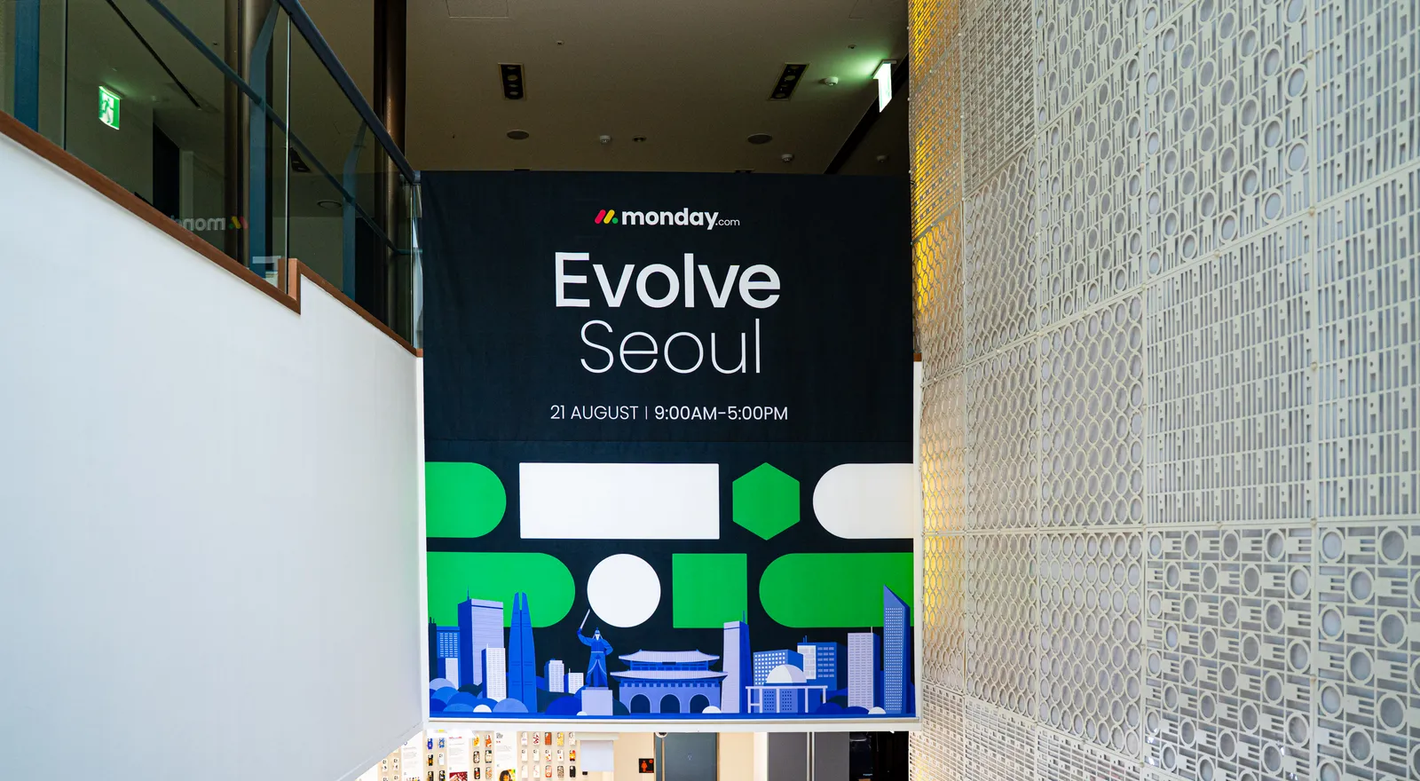B1 계단에 건 Evolve Seoul 패브릭 백드롭