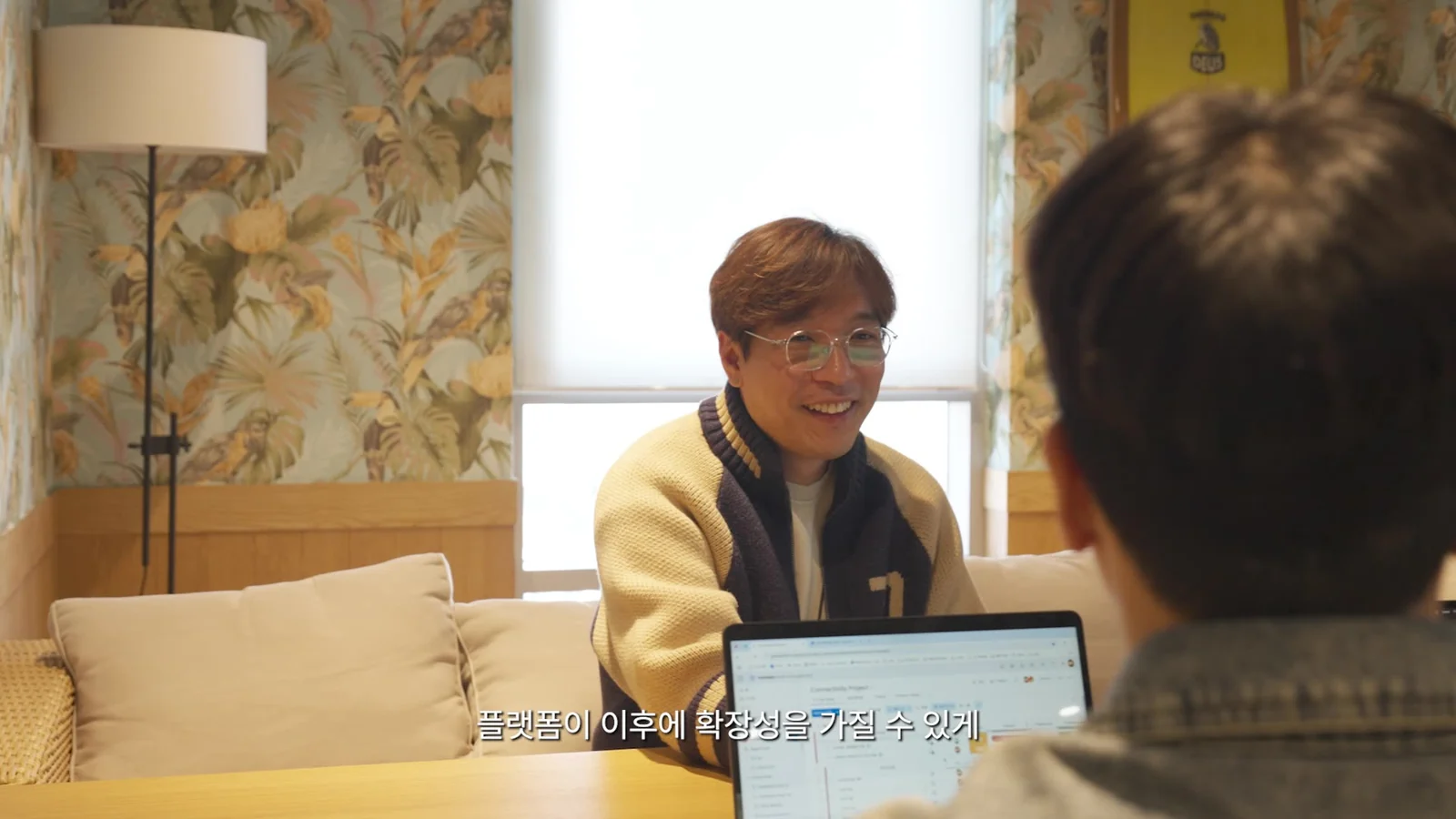 공간과 인물을 함께 담은 인터뷰 장면